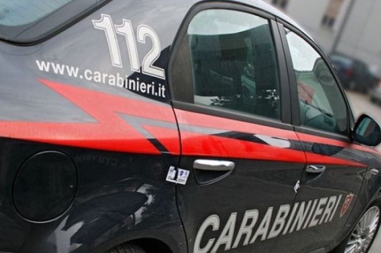 Carro, litiga in strada e aggredisce i Carabinieri. Arrestata