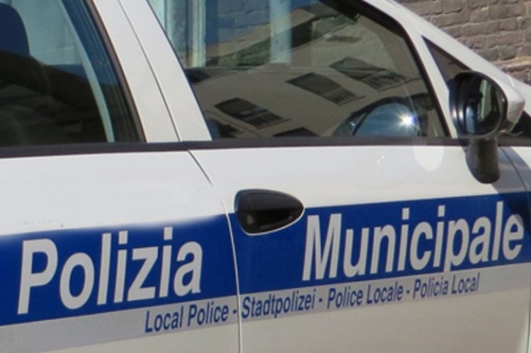 Inseguimento sulle strade spezzine, pluripregiudicato esplulso dall'Italia non si ferma all'alt della Polizia Locale