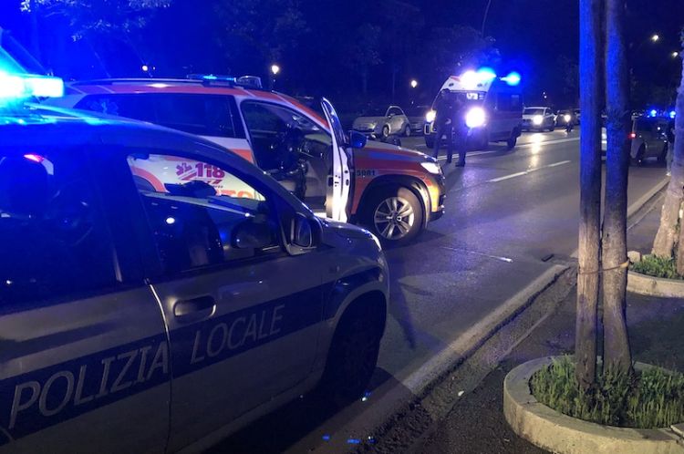 Incidente tra auto e moto nella notte in Viale Italia: motociclista trasportato in ospedale