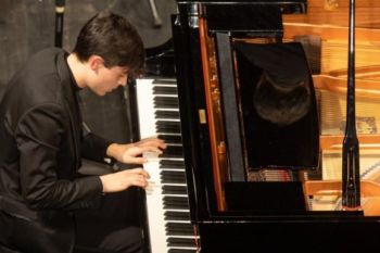 Il pianista Carlo Solinas tornerà a suonare nella sua ex scuola, il Parentucelli-Arzelà