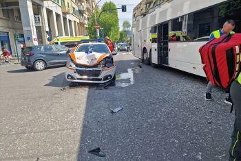 Automedica contro autobus a due piani, incidente in Viale Italia