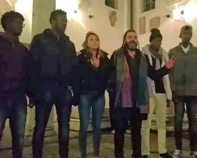 &quot;Lo Sposo nero&quot; a Sarzana, una serata spensierata per i giovani migranti (video e foto)