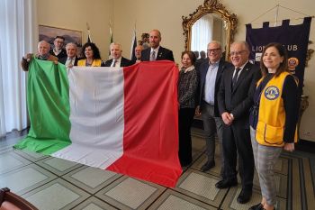 Consegnato al sindaco della Spezia il tricolore donato dal Lions Club
