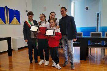 Nina e Giulia premiate dal Comune di Ameglia per meriti sportivi