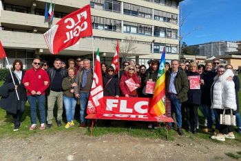 Le rivendicazioni dello sciopero della Flc Cgil, presidio davanti ad una panchina rossa