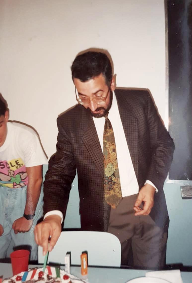 Il compianto prof Lorenzo Vincenzi in una festa con gli student in una foto ritriovata del 1992