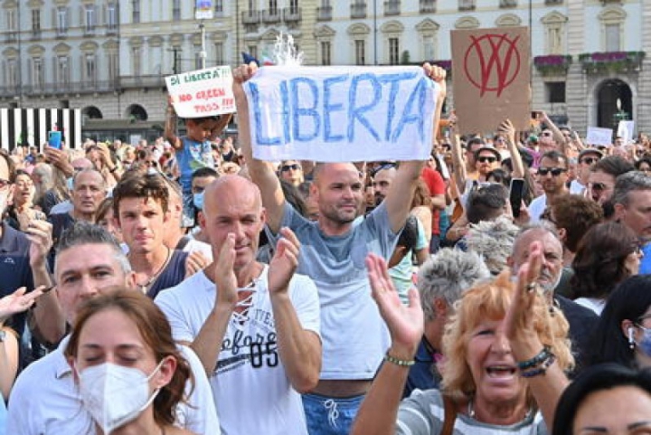 Manifestazione contro il green pass a Genova, Toti: &quot;I numeri non sono idee&quot;