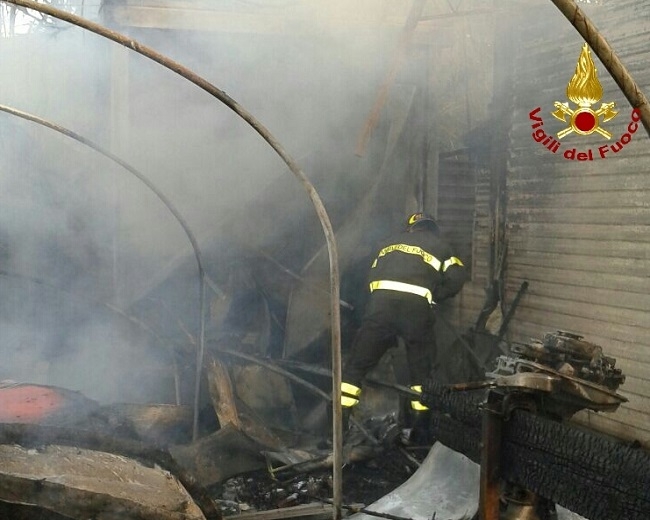 Incendio alla scaforimessa al ponte della Colombiera, distrutti motori e attrezzature