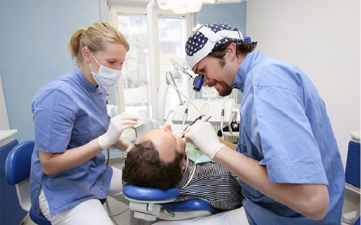 Dentista sociale a La Spezia: iniziative per agevolare la cura della salute orale