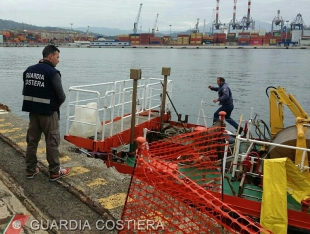 Intervento della Guardia Costiera in porto per difendere l’ambiente marino