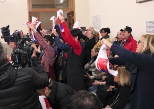 Protesta in consiglio comunale, rinviata la discussione sul “caso” della professoressa (Video)
