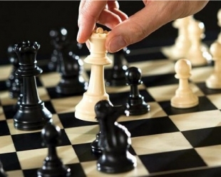 Volete imparare a giocare a scacchi? Corsi gratuiti per adulti e bambini