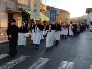 200 persone in processione a Ceparana. Il vescovo: &quot;Preghiamo per le vocazioni&quot;