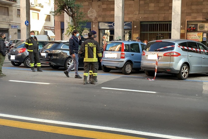 Via Veneto, cade dalla finestra su un&#039;auto parcheggiata: giovane in ospedale
