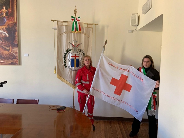 La bandiera della Croce Rossa sventola sul Comune di Levanto