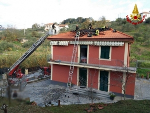 Vezzano Ligure, a fuoco il tetto di un&#039;abitazione
