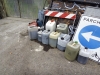 Monterosso, timore per la fuoriuscita di olio esausto da taniche abbondonate in strada (foto)