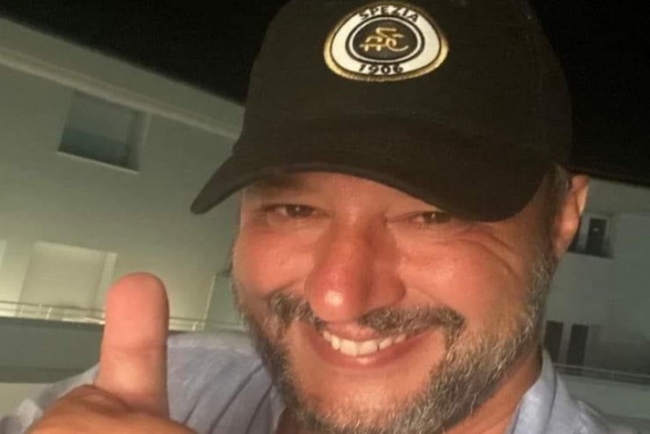 Selfie col cappellino dello Spezia, anche Salvini festeggia la promozione in A