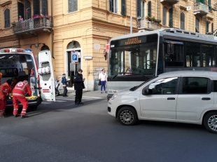 Incidente alla Spezia, auto contro filobus