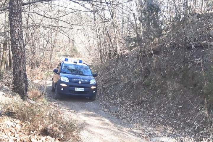 Carabinieri forestali impegnati contro il transito dei fuoristrada su sentieri, boschi ed aree protette
