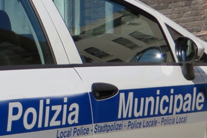 La Spezia, beccati a urinare tra le macchine in sosta: multa da 3mila euro per due 25enni