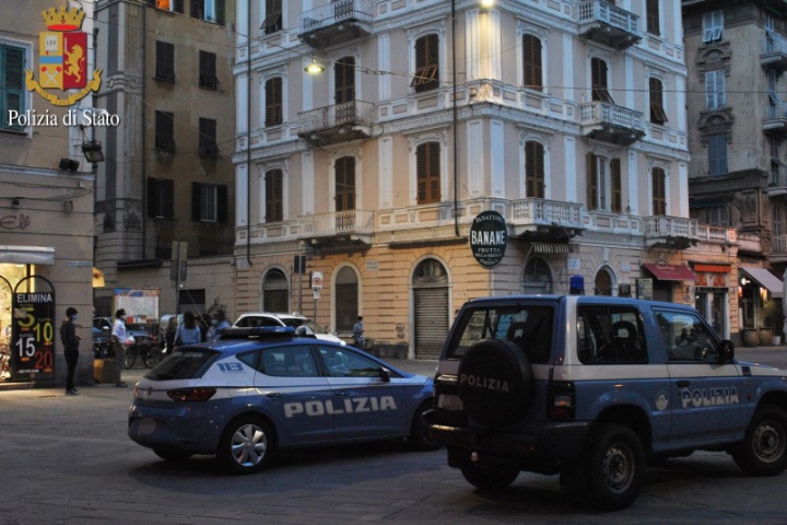 La Polizia in piazza Garibaldi alla Spezia