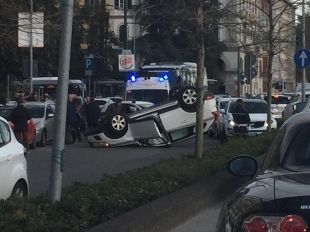 Incidente alla Spezia, auto ribaltata in Viale Amendola