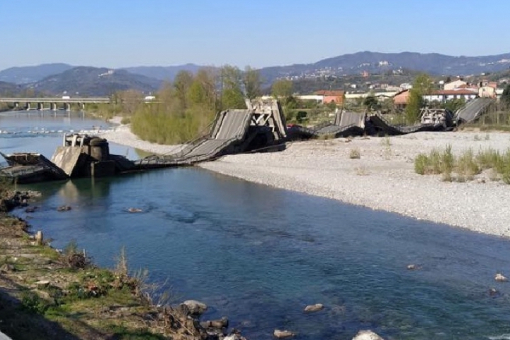 Il ponte crollato ad Albiano Magra (Aulla)