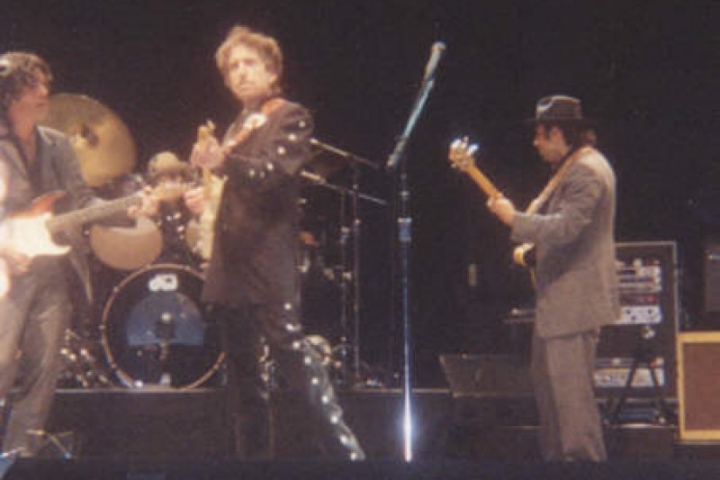 Uno scatto della storica serata spezzina: Dylan e la sua band al Picco; il palco fu montato a metà campo, leggermente spostato verso la curva Piscina