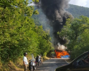 Paura a Biassa per un bus in fiamme