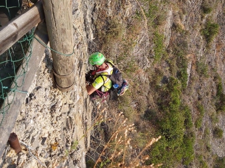 Cerca di arrampicarsi sulla scogliera ma resta bloccata: turista rischia la vita (video)
