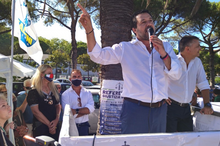 Salvini alla Spezia per i referendum: “La giustizia è uguale per tutti? Insomma...”