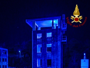 Anche la torre dei Vigili del Fuoco si è colorata di blu