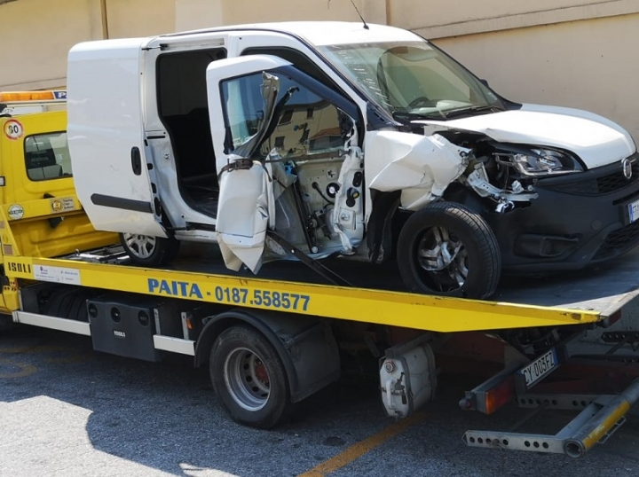 Incidente a Muggiano, un furgoncino si schianta contro le transenne parapedonali