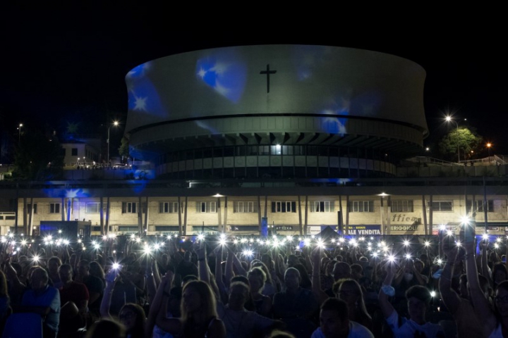Quasi mille persone al concerto dei The Kolors, la cattedrale illuminata