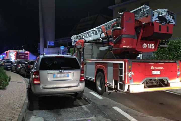 I Vigili del fuoco ieri sera durante l&#039;incendio alla RSA San Vincenzo