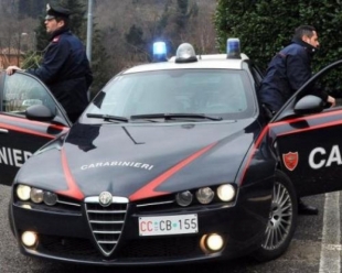 Riomaggiore: i Carabinieri gli chiedono i documenti, lui li aggredisce
