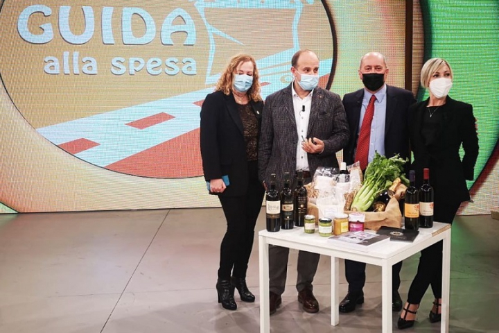 Alma Tv - Francesca Tonelli prima a destra, durante le registrazioni del programma