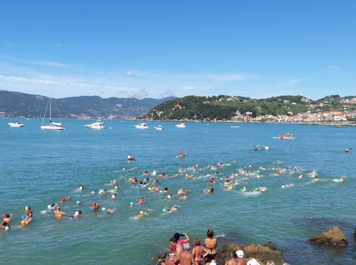 Lericini e turisti insieme in mare per una &quot;nuotata libera&quot;