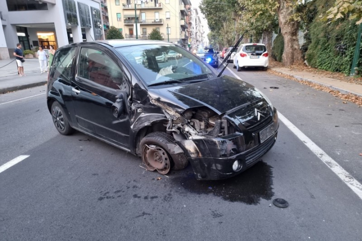 Grave incidente in viale San Bartolomeo, due auto distrutte e traffico in tilt