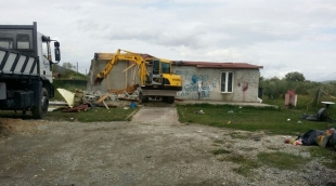 Castelnuovo, lotta agli abusi edilizi: demoliti due immobili (foto)