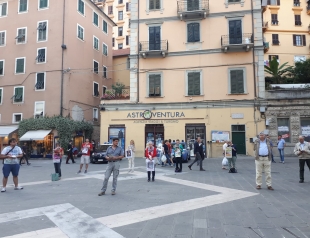La veglia delle Sentinelle in piedi in Piazzetta del Bastione