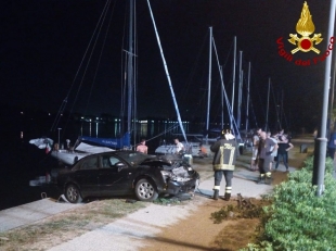 Incidente a Bocca di Magra, un&#039;auto finisce quasi nel fiume