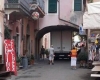 Camion si incastra sotto il ponte a Monterosso nel centro storico