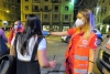 Una giovane volontaria della Croce Rossa sottopone all&#039;alcoltest una ragazza
