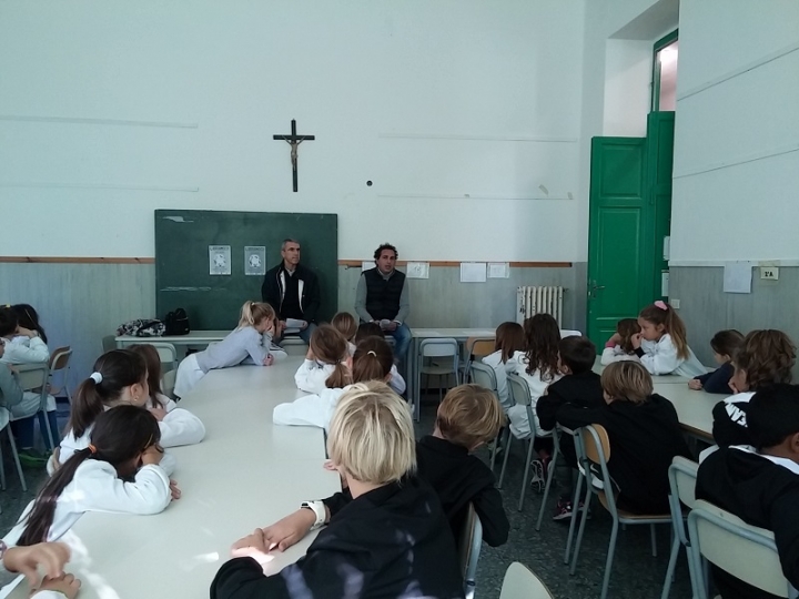 “Libriamoci a scuola”, a Levanto i bimbi leggono con il sindaco Agata