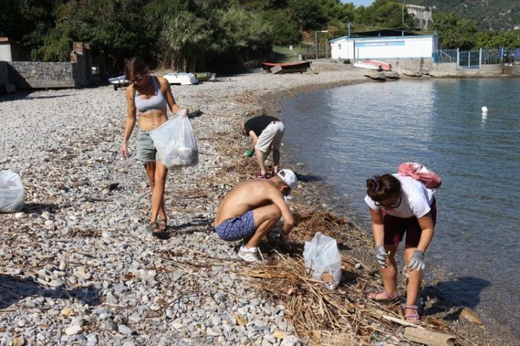 &quot;PLACALA&quot; fa tappa a Marinella: non solo pulizia delle spiagge ma anche didattica ambientale (foto)