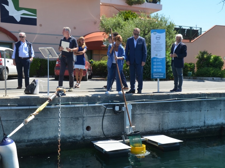 A Porto Lotti un innovativo dispositivo contro la plastica in mare (foto)