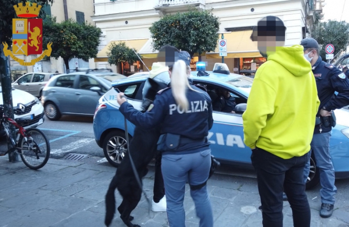 Controlli della polizia nel centro della Spezia
