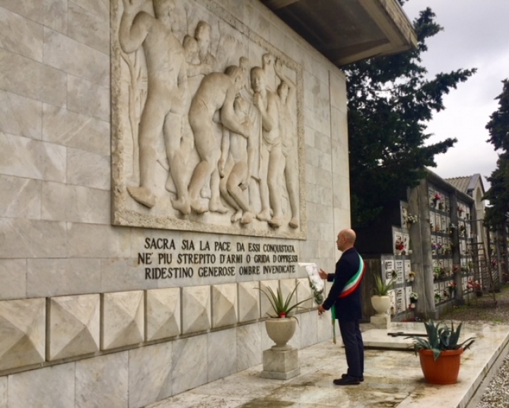 Il sindaco Alessio Cavarra rende omaggio alle tombe dei sindaci di Sarzana e ai monumenti ai Caduti